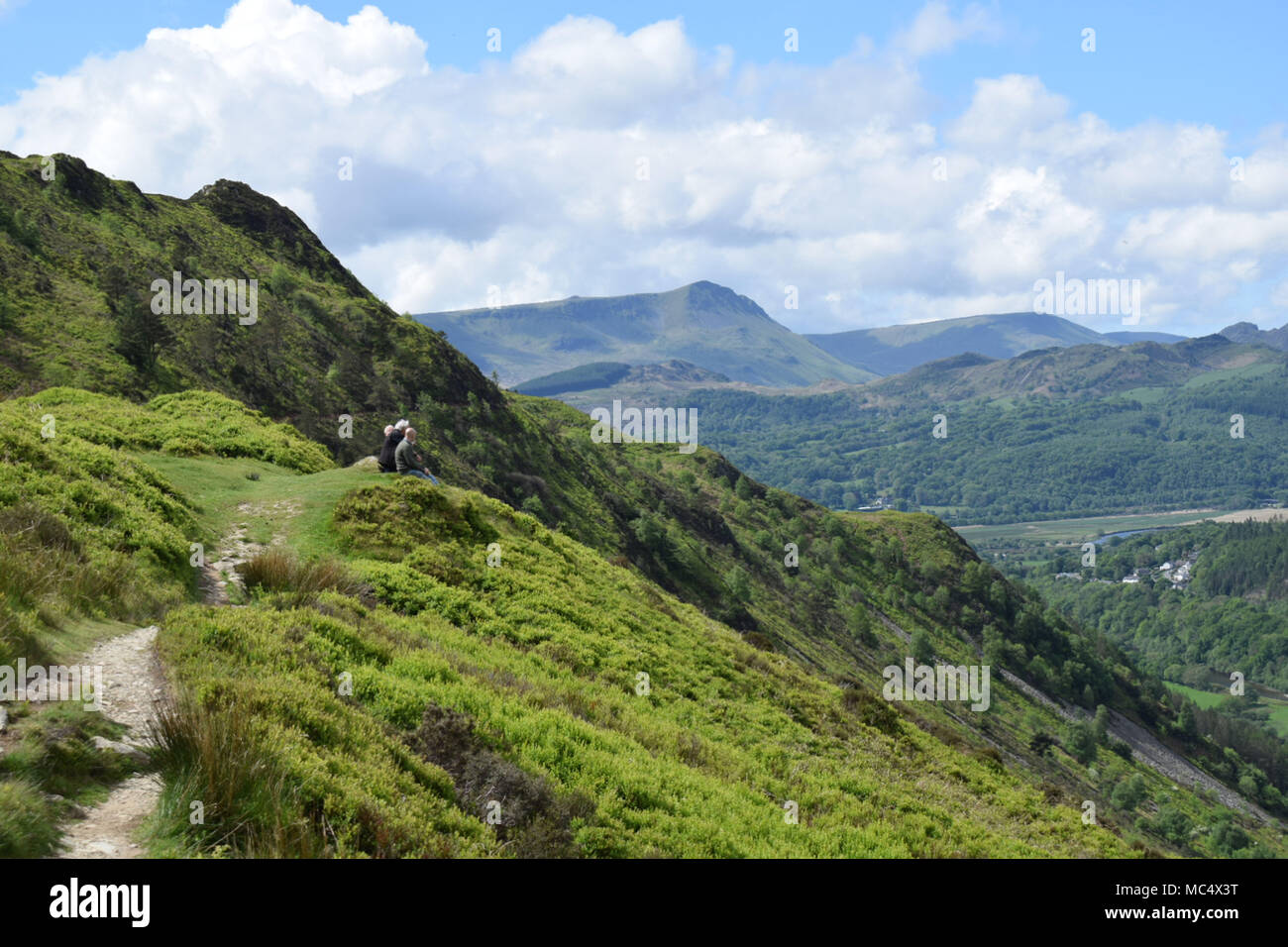 Paseantes sentarse y admirar las vistas desde el precipicio caminando cerca en Dolgellau, Mid Wales Foto de stock