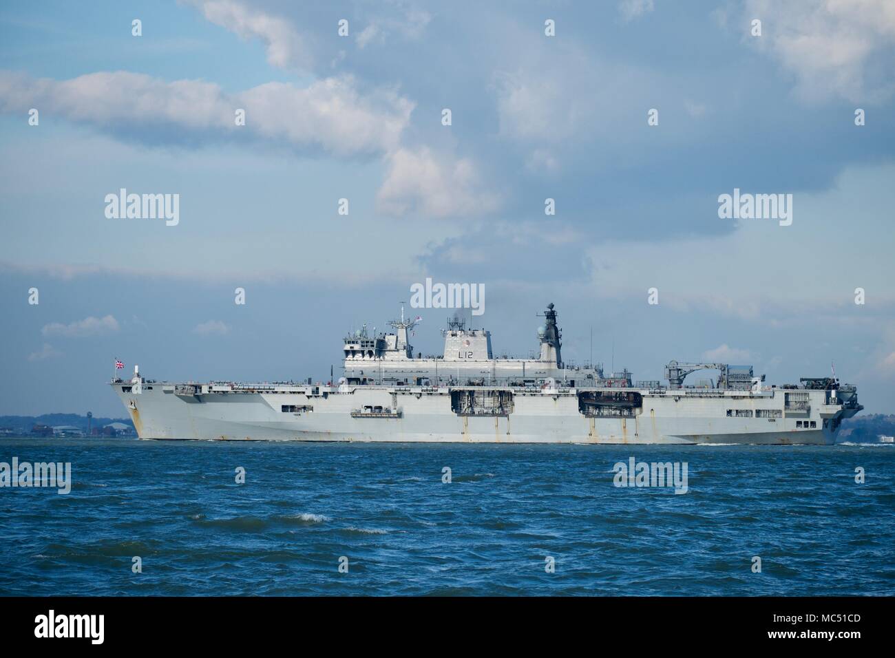 HMS Ocean (L12) de asalto anfibio,porta-helicópteros y buques insignia de la flota de la Royal Navy en el Solent justo unas semanas antes de ser retirado del servicio. Foto de stock