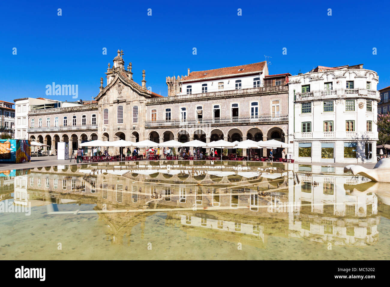 BRAGA, Portugal - 12 de julio: la plaza de la República (Praca da Republica)  en el centro de la ciudad el 12 de julio de 2014 en Braga, Portugal  Fotografía de stock - Alamy