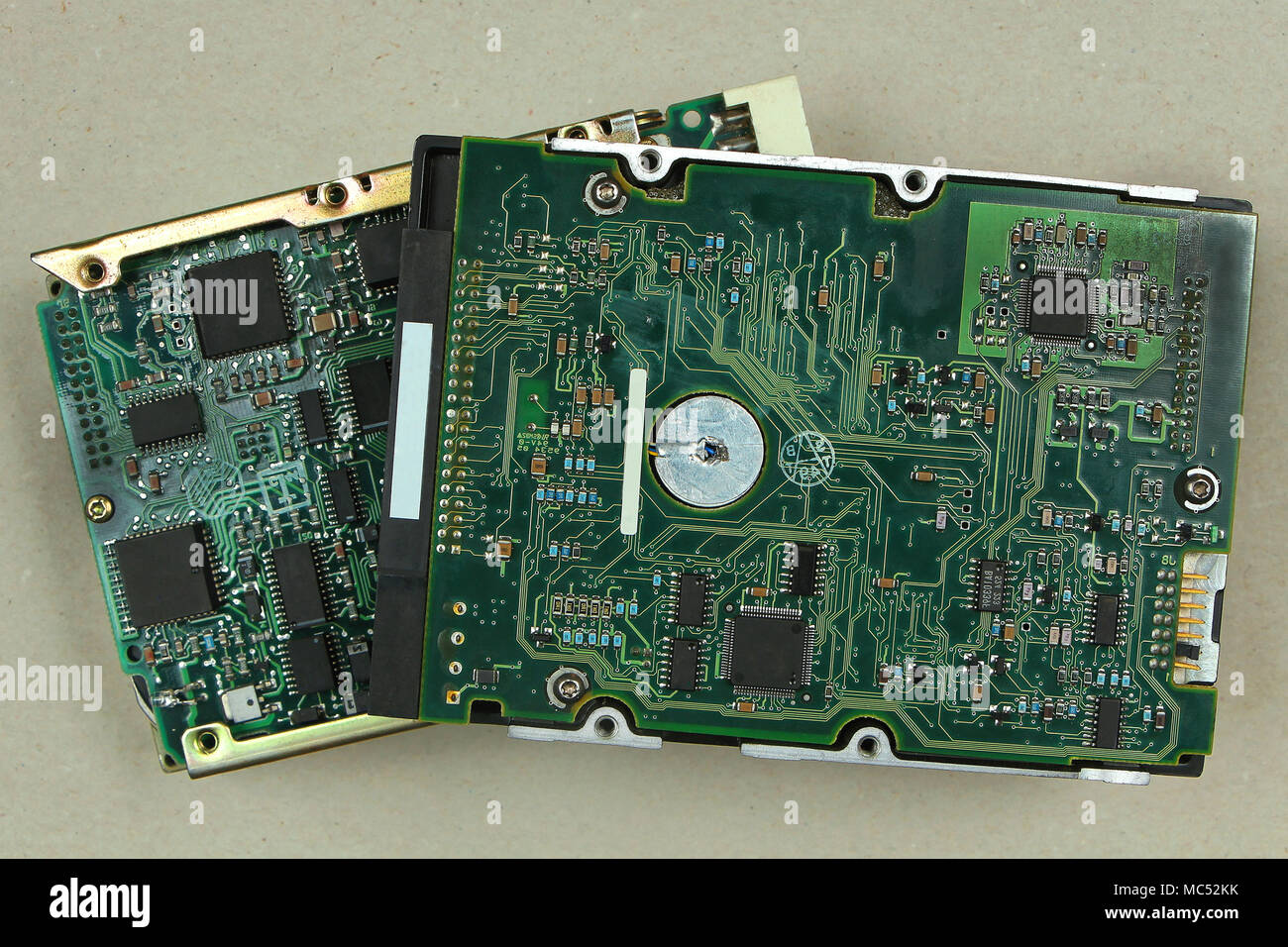 Los componentes electrónicos de la placa de circuito impreso en el disco  duro Fotografía de stock - Alamy