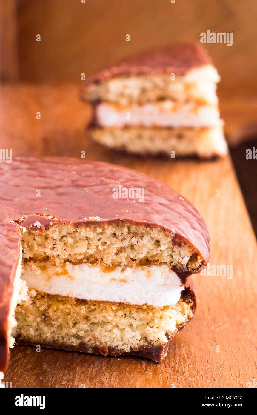 Vista macro de una porción de galletas de chocolate con leche souffle sobre un fondo marrón con una gran profundidad de campo y el fondo borroso Foto de stock