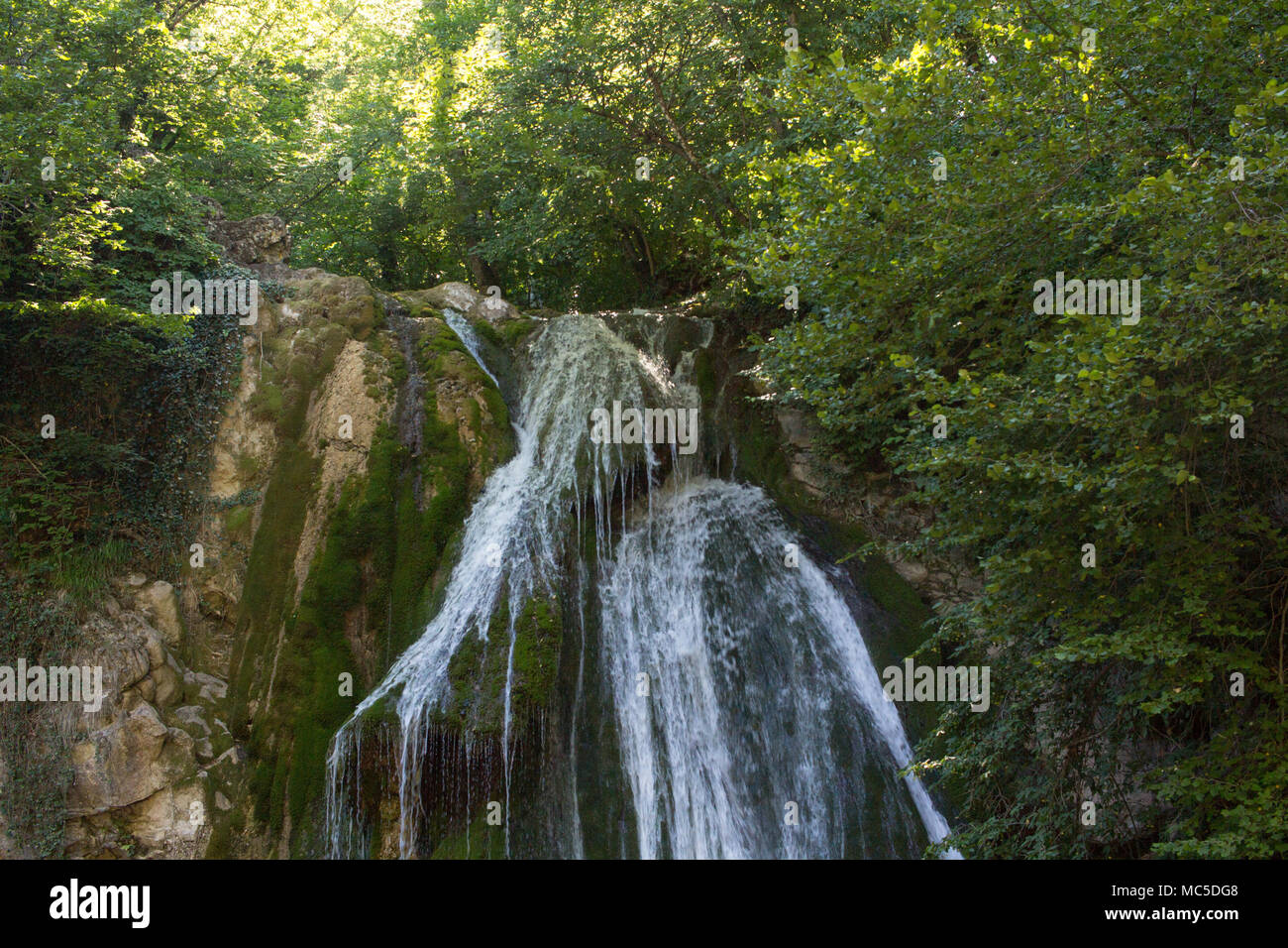 Magnífica vista de la cascada natural en un día de verano. Cascada Cascadas. Foto de stock