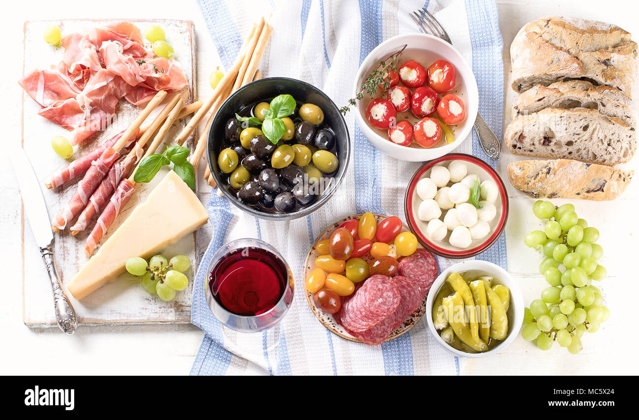 Antipasto típico italiano. Plato de antipasto mixto. Comida italiana