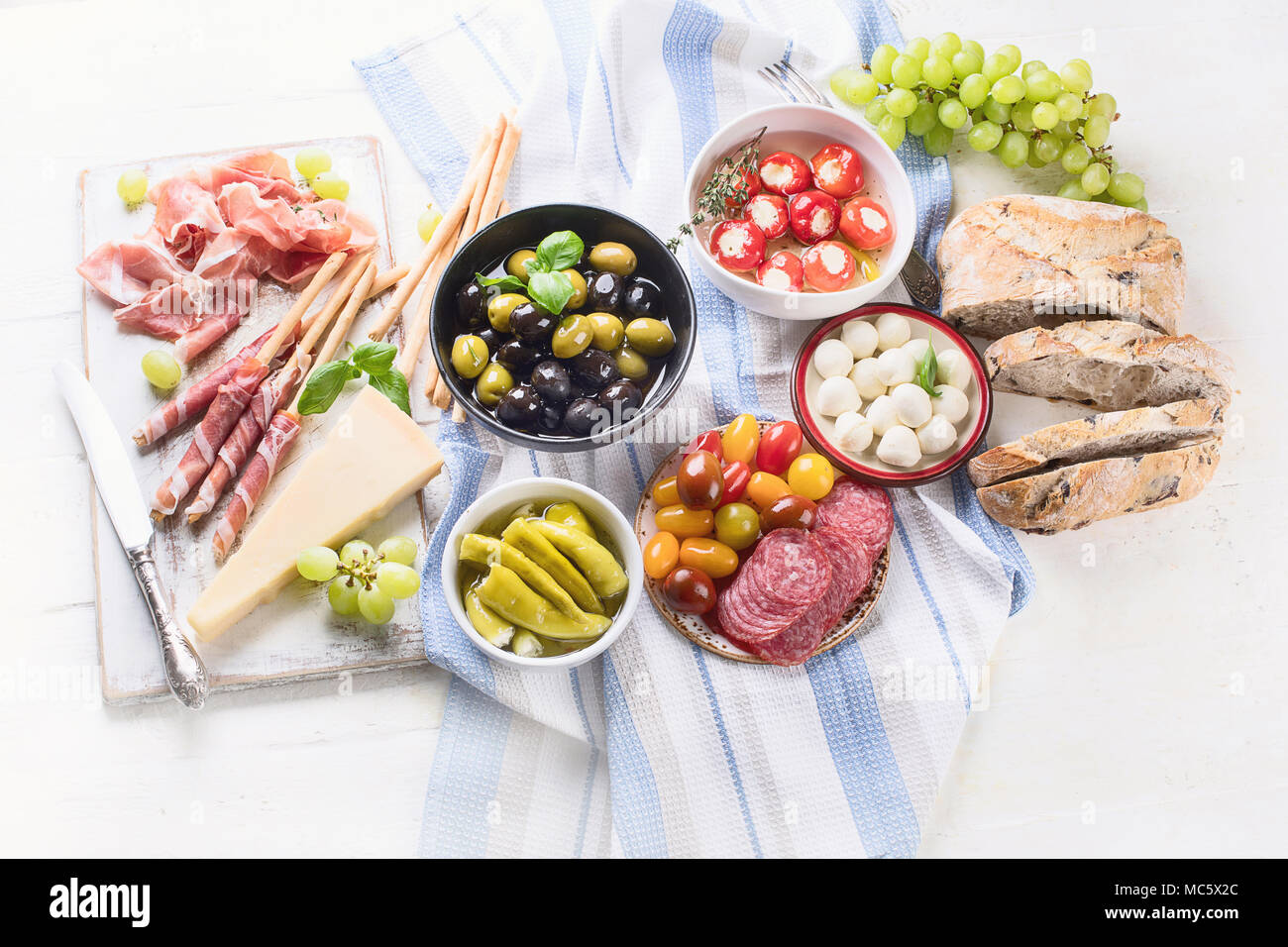 Antipasto típico italiano. Plato de antipasto mixto. Comida italiana