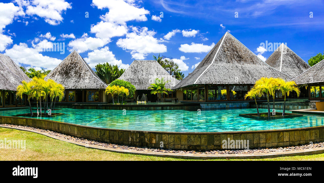 Vacaciones de lujo en Isla Mauricio,ver con bungalows y una piscina. Foto de stock