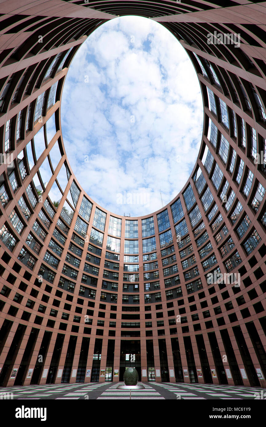 Patio interior, el edificio del Parlamento Europeo, en Estrasburgo, Alsacia, Francia Foto de stock