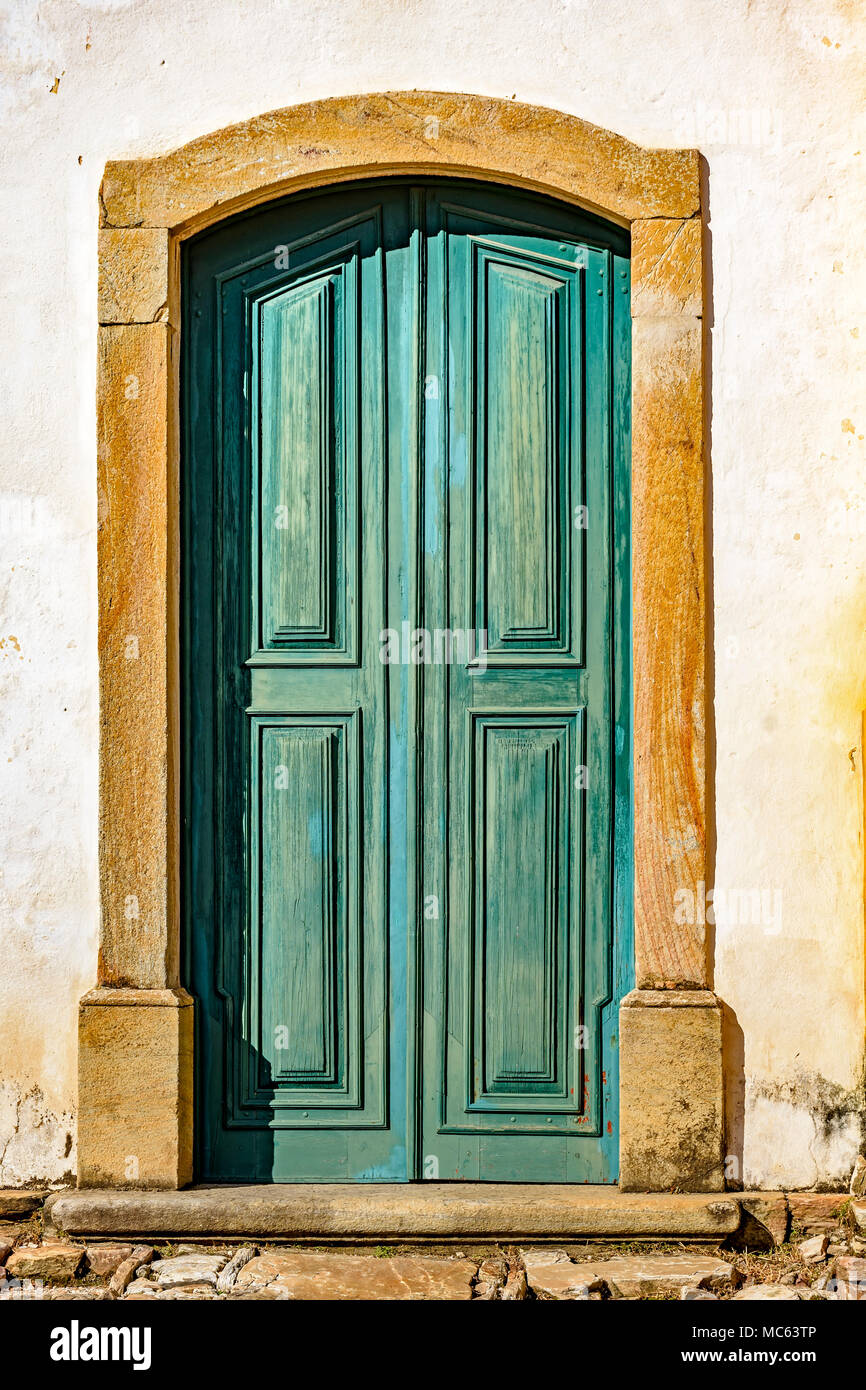 Viejo y envejecido en la puerta de la iglesia histórica de madera  azul-verde en la ciudad de Ouro Preto, Minas Gerais con un bastidor de  piedra Fotografía de stock - Alamy