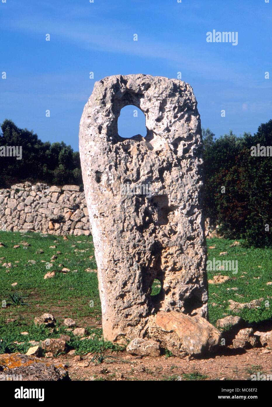 La portilla de piedras: una piedra perforados, utiliza claramente como una línea de avistamiento, cerca de la taula en el sitio de la Talati de Dalt, Menorca. La salida del sol y de la luna puede ser visto desde un punto de vista sólo unas pocas yardas hacia el oeste Foto de stock