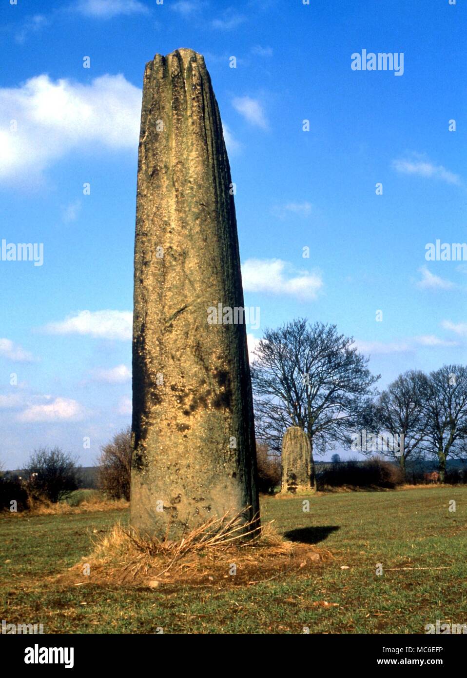 Piedras la piedra, parcialmente destruido Complejo megalítico de montantes conocido como las flechas del Diablo, cerca de Boroughbridge. Se dice que fue construido alrededor de 2300 A.C. Foto de stock