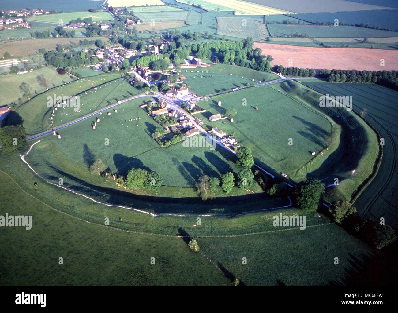 Las Piedras. Avebury complejo de círculos con pueblo, visto desde el aire. El monumento ceremonial más grande de Europa, con un banco circular de tiza 1,400 pies de diámetro y 20 pies de alto. Dentro de esta meseta son 98 sarsens y dos círculos de piedra Foto de stock