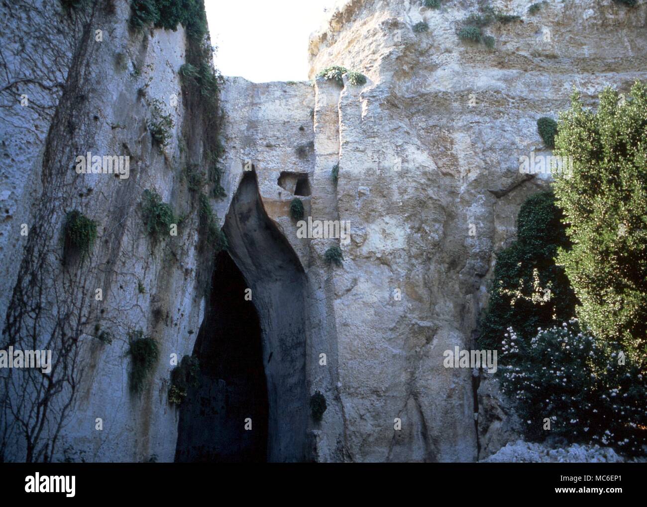La mitología griega la cueva natural (parcialmente trabajado por manos humanas) dice que es la "Oreja de Dionisio", en Siracusa, Sicilia Foto de stock