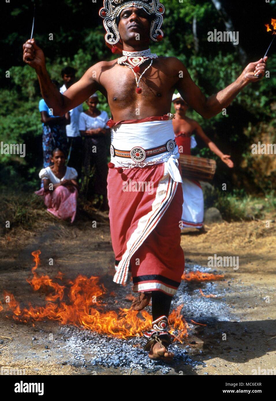 FIRE-senderistas Fire-walker caminar sobre carbones encendidos al ritual de tambores, en una aldea rural al norte de Kandy, Sri Lanka Foto de stock