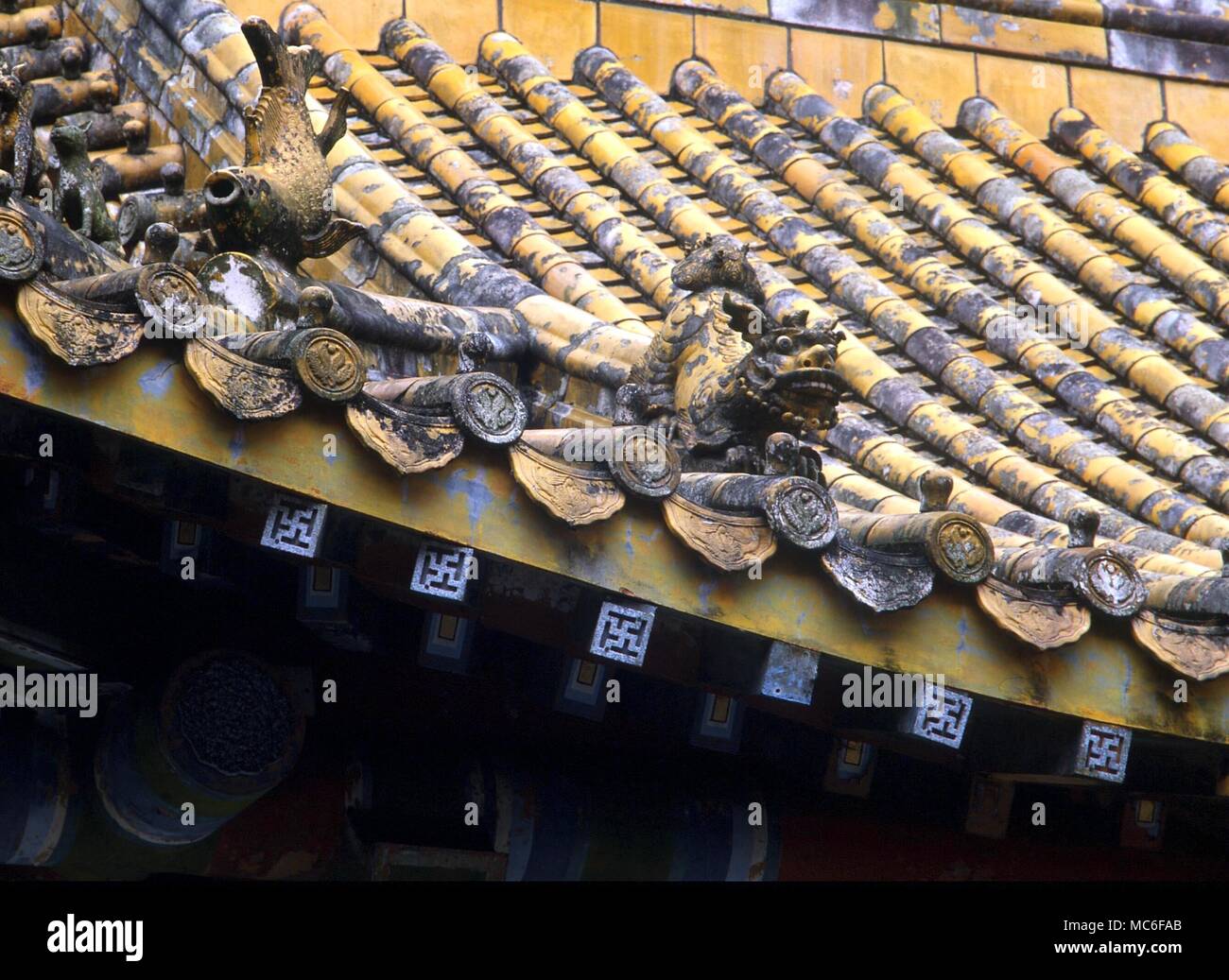 Pequeña esvástica esvásticas budistas como parte del mosaico decorativo en el techo de un templo en Po Li Monasterio, Lantau Foto de stock