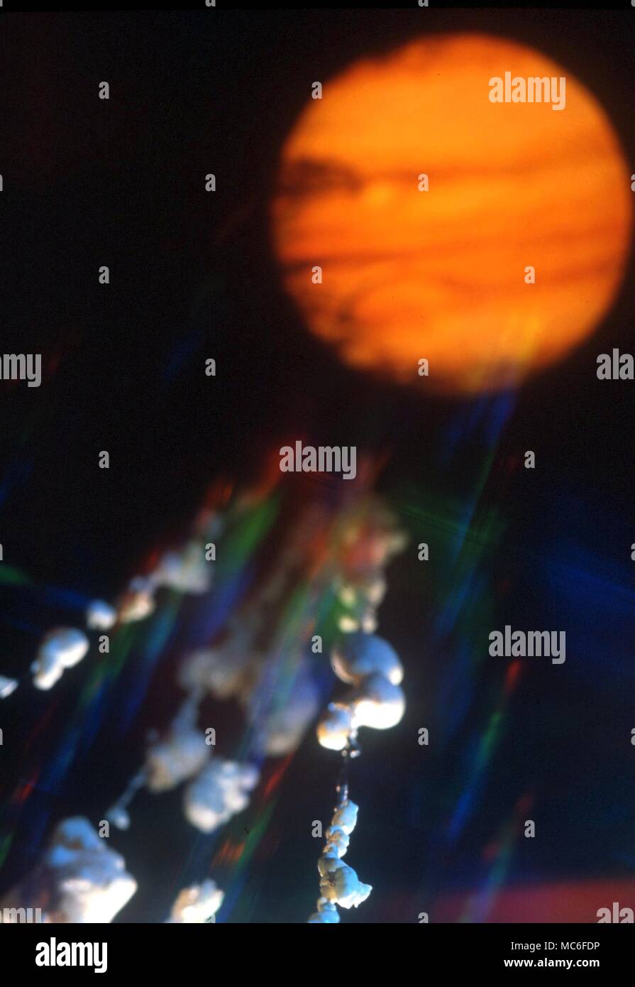 Los cometas y meteoritos - Levy-Shoemaker 9 Representación artística del cometa Levy-Shoemaker 9, que fragmentado en Júpiter, en 1994 Foto de stock