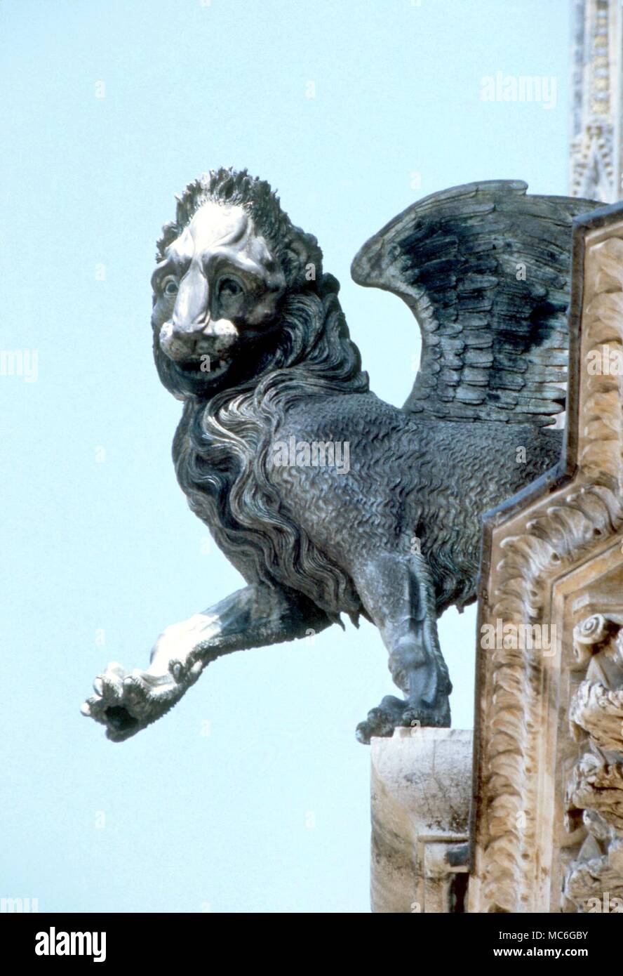 León como emblema de San Marcos, en la fachada de la Catedral de Orvieto, Italia. Foto de stock