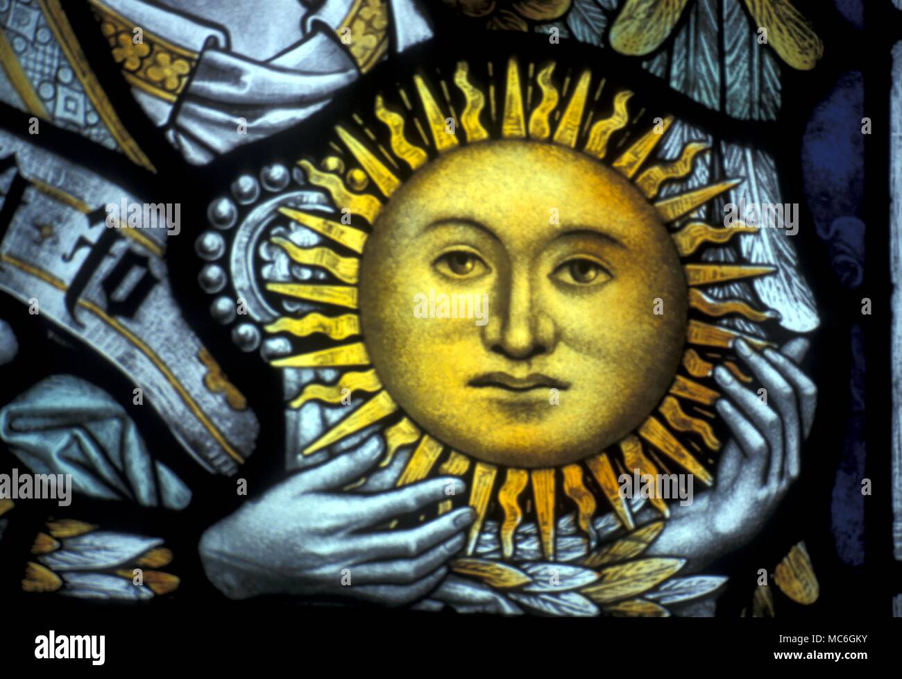 Símbolos: el Sol. La imagen de un sol radiante en manos del Arcángel Uriel, el regente de la tierra. Detalle de ventana en el claustro de la Catedral de Chester. Foto de stock