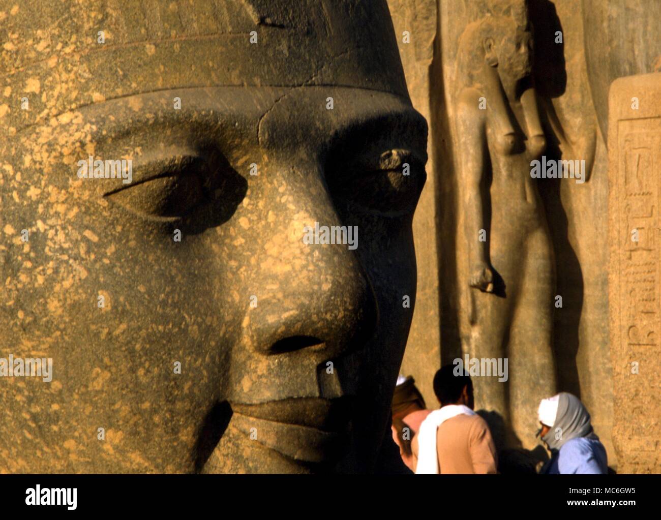 La Mitología egipcia - gigantesca cabeza del faraón Ramsés II fuera del templo en Luxor, Egipto Foto de stock