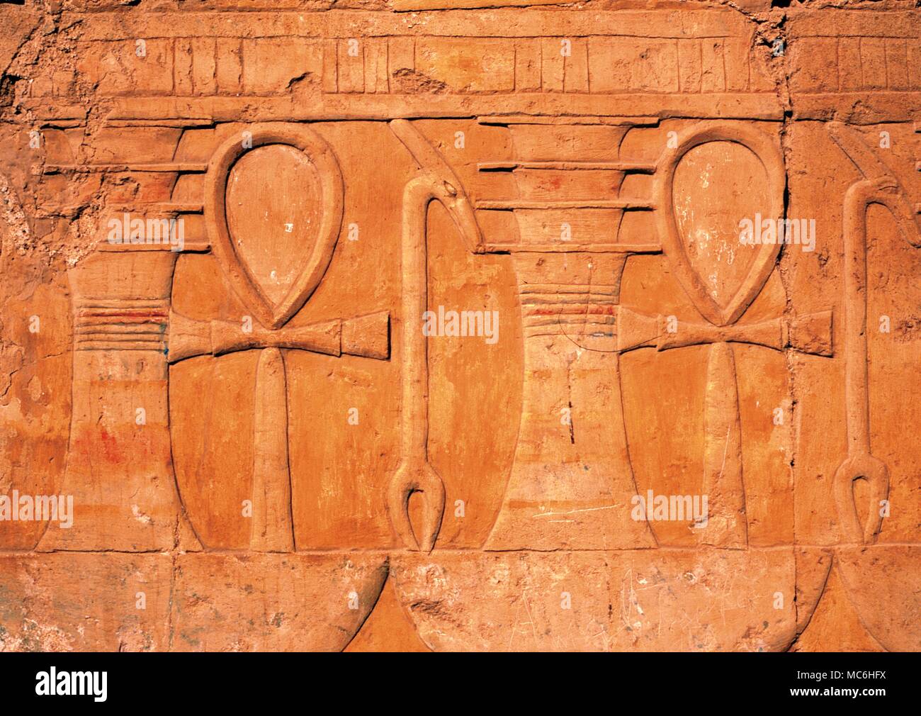 Símbolos mágicos. Bajorrelieve imágenes pintadas del sagrado Ankh (La fuerza vital), ENEL Templo Hathor de Hapshepsut, Luxor .Egipto. Foto de stock