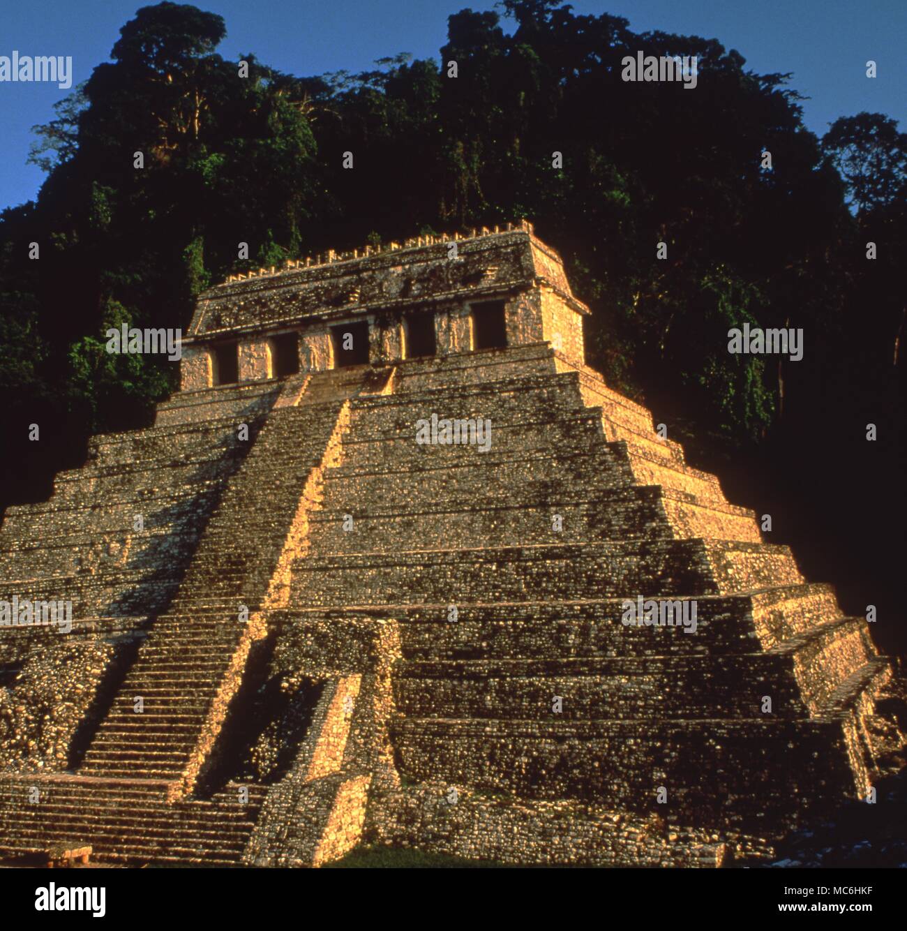 Arqueologia Mexicana Piramide De Palenque Templo De Las Inscripciones Construido Al Final Del Siglo 7 En 1951 Se Descubrio Una Cripta Secreta En El Interior Con Seis Esqueletos Y Un Septimo Que