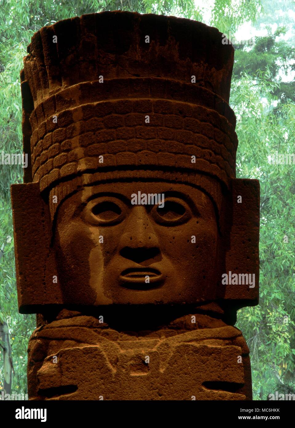Gigantesca estatua de Chalchiuhtlicu Tolteca, la diosa del agua terrenal - monolito pesa casi 60 toneladas. Museo Antropológico nacional. Ciudad de México Foto de stock