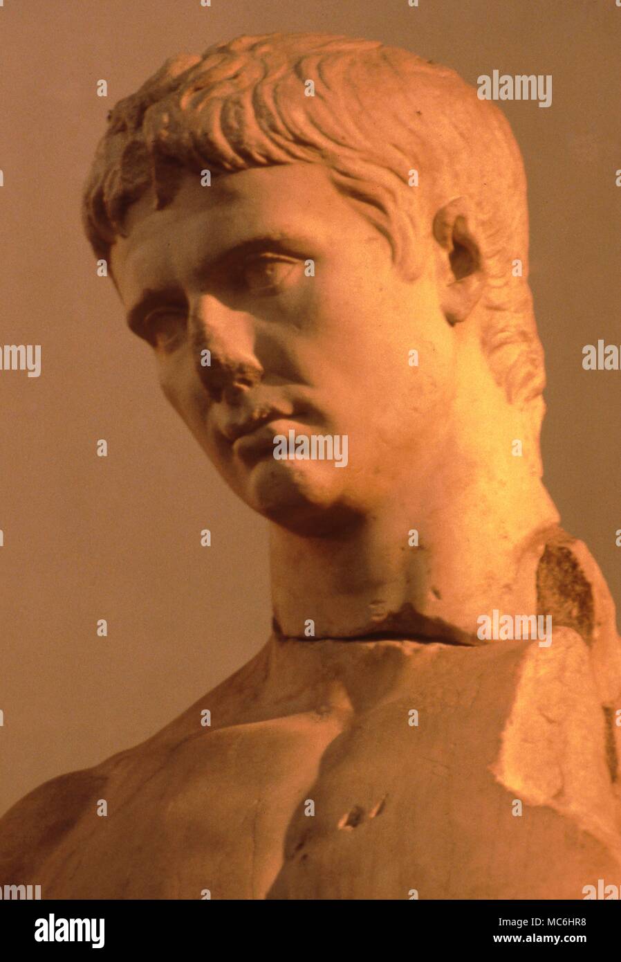 La mitología romana. Busto del tamaño de vida divinizada Augusto. Desde el museo lapidario, Arles.Francia. Foto de stock