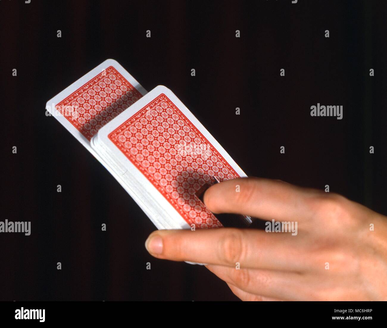 Magia en el escenario - trucos con cartas de la baraja de cartas tiene un  área especial cortada en la parte inferior. Sólo la tarjeta seleccionada se  uncut. Este dispositivo permite al