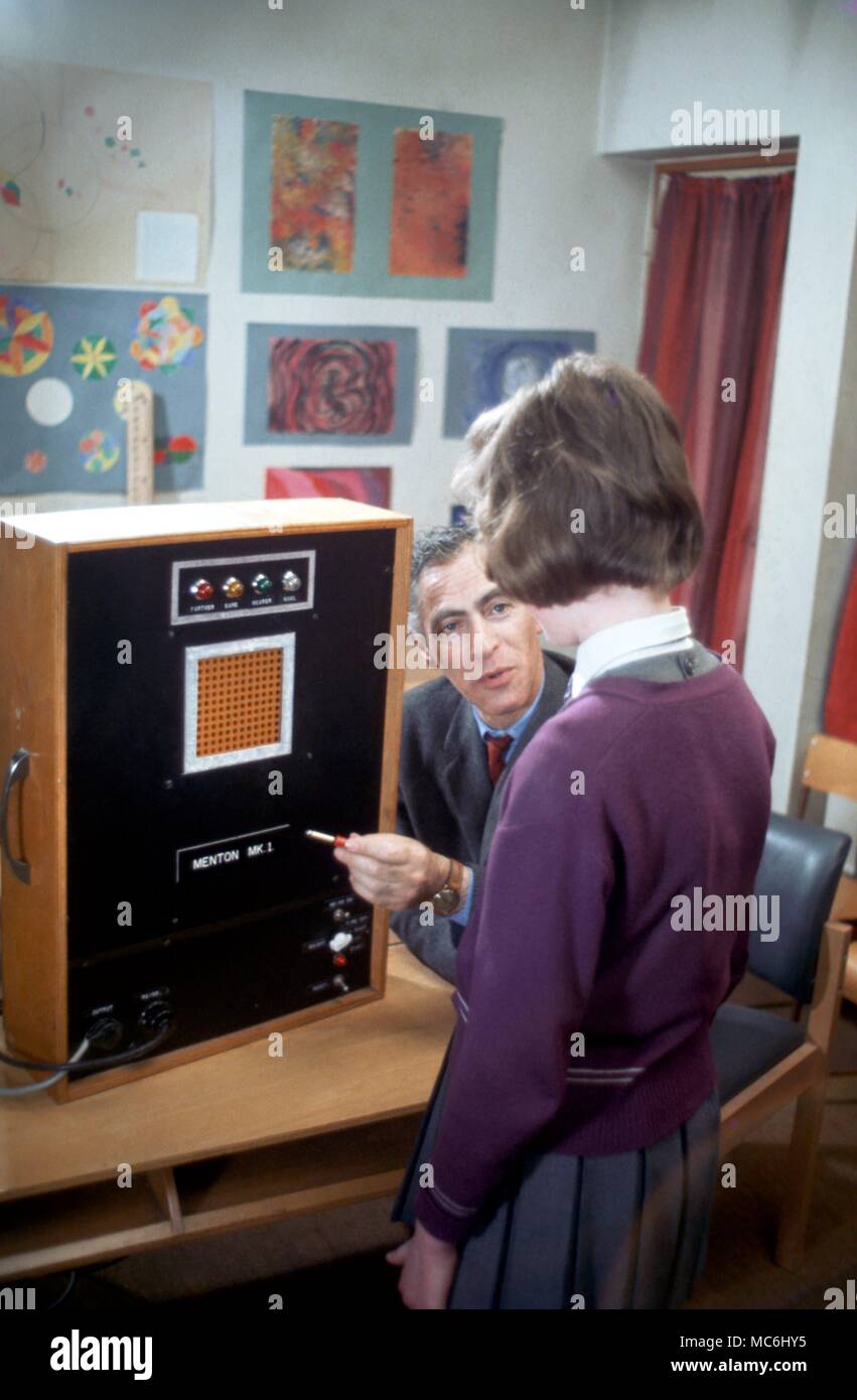 Curiosidades científicas del Profesor John Cohen realizando un experimento con una niña relativo al juego Foto de stock