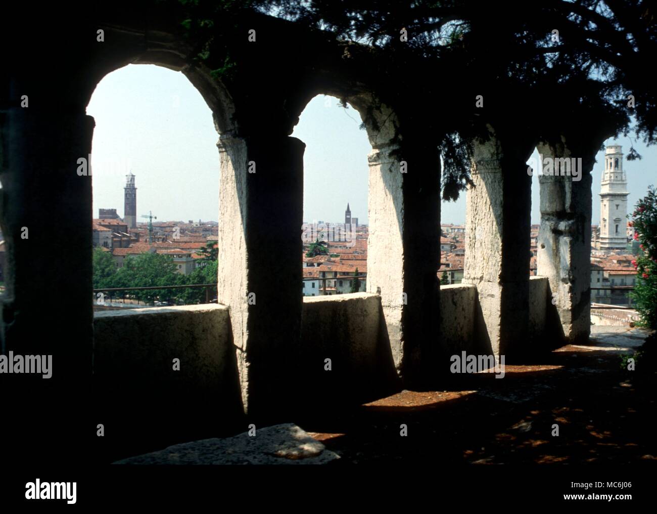 La mitología romana Vista de Verona Verona desde el antiguo teatro romano. Foto de stock
