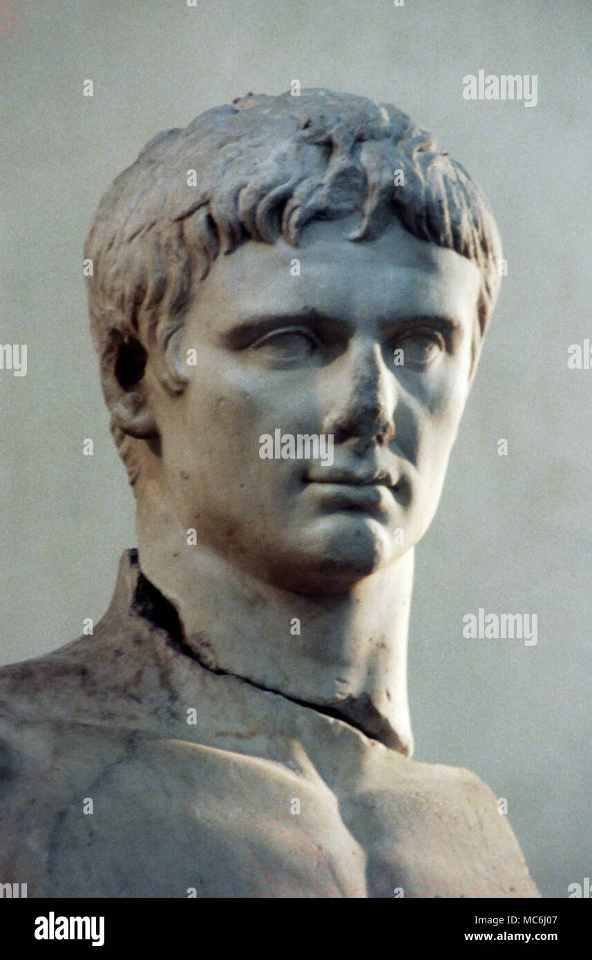 La mitología romana la vida Augusto deificado busto de tamaño desde el Museo Lapidario de Arles, Francia Foto de stock