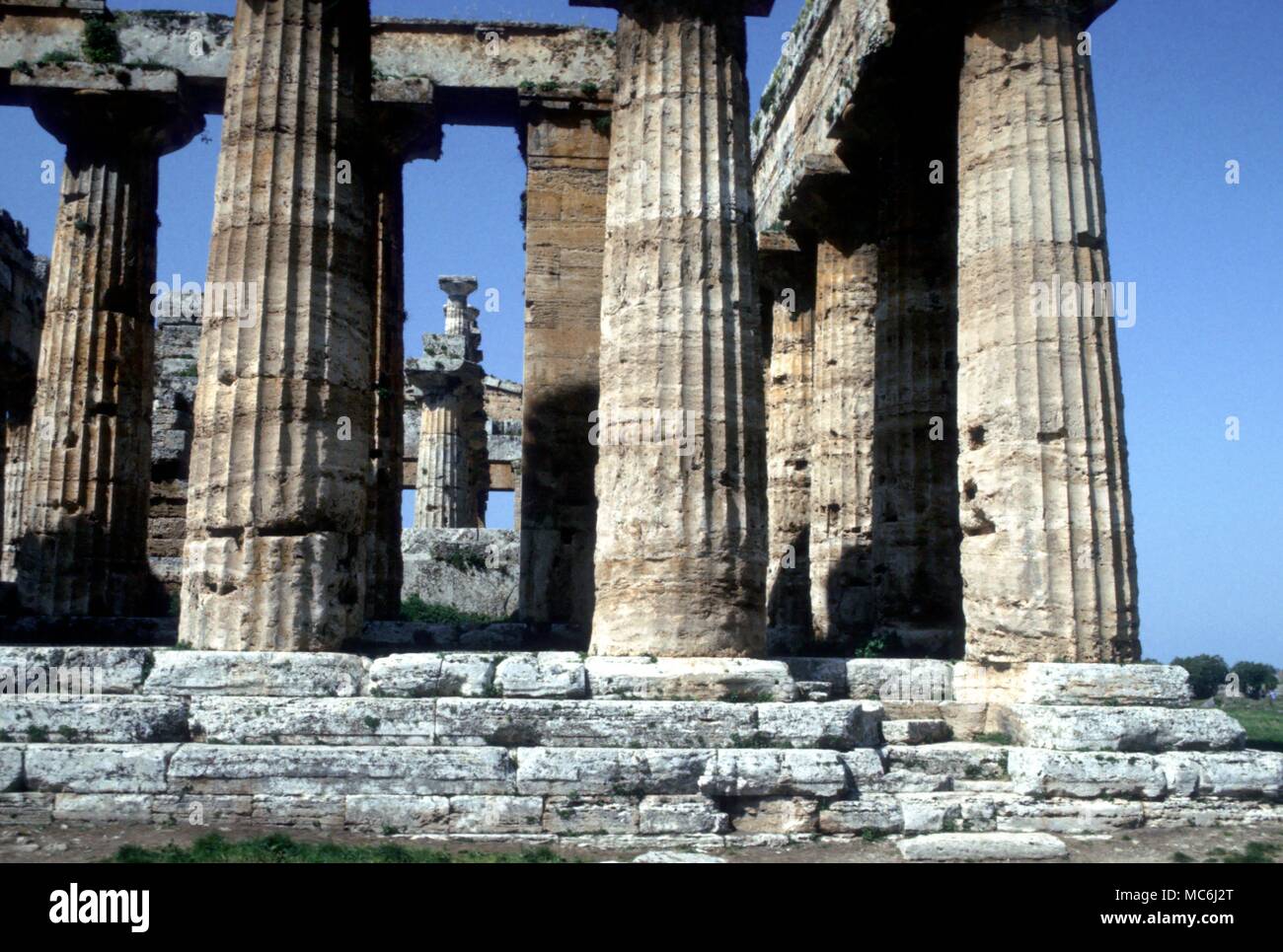 La mitología griega Paestum, uno de los tres antiguos templos griegos en la antigua colonia griega ahora llamado Paestum en la costa oeste de Italia, el templo de Hera Foto de stock