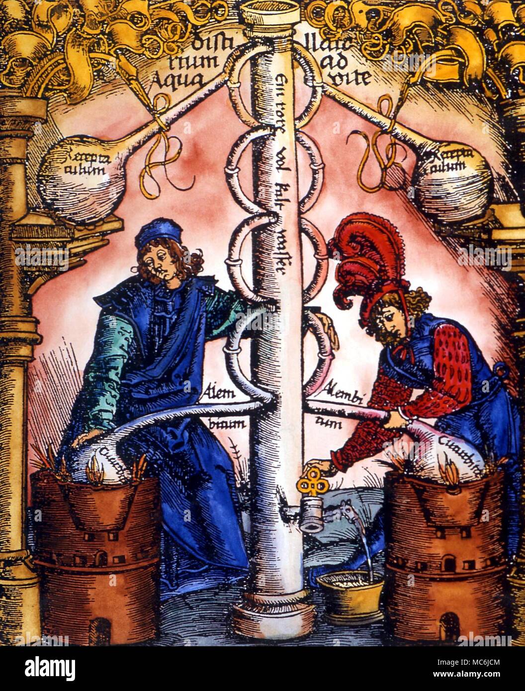 Alquimia - Aparato alquímico. Complejos arreglos de hornos, fuentes y alembics. A partir de la edición 1532 de Brunschwig, Das Buch zu Distilieren... Foto de stock