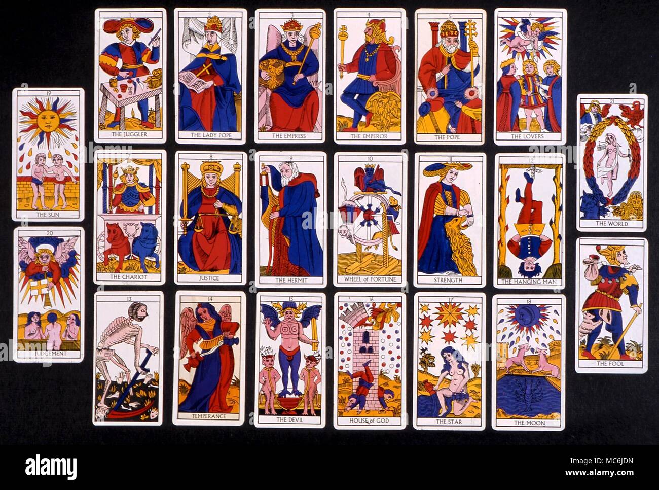 TAROT DE MARSELLA - cubierta. Los 22 principales atout o Picture Cards del  Tarot. Diseño de Marsella de mediados del siglo xix, re-diseñado con  leyendas en inglés Fotografía de stock - Alamy