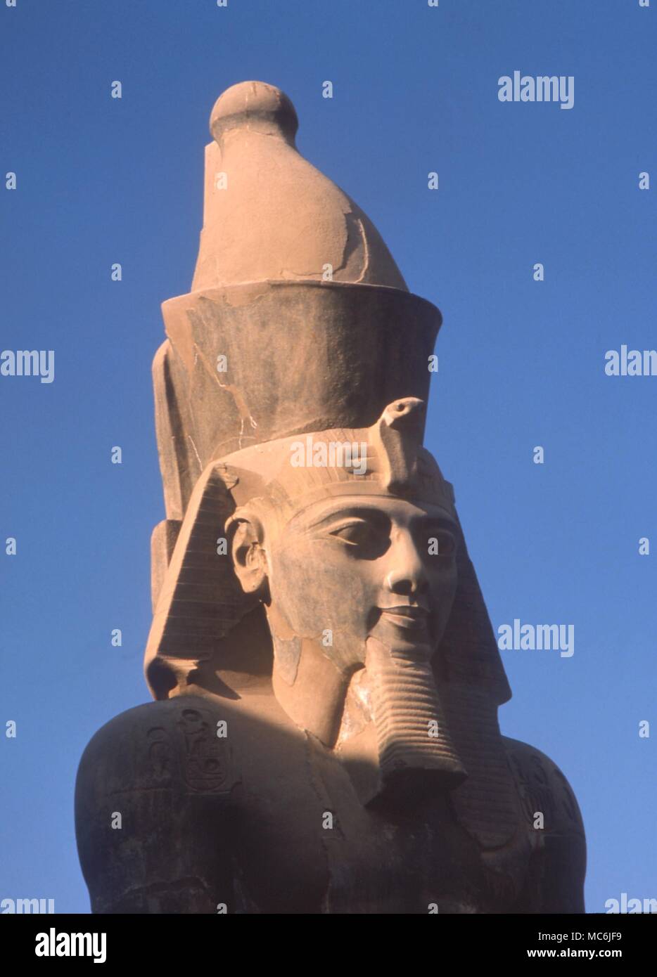 - La Mitología egipcia. El egipcio Uraeus en la corona de Rameses II. Gigantesca estatua en el Templo de Luxor. Foto de stock