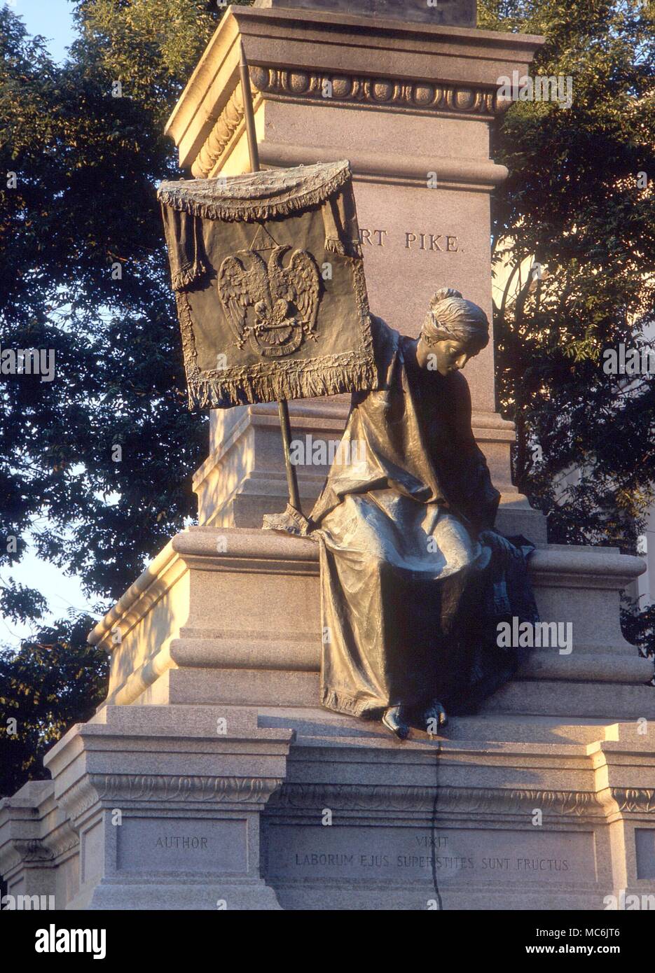 - BANNER masónica del Rito Escocés. Banner del Rito Escocés, en la mano de un duelo "diosa de la masonería". Monumento a Albert Pike (1809-1991), por Gaetano Trentanove Foto de stock