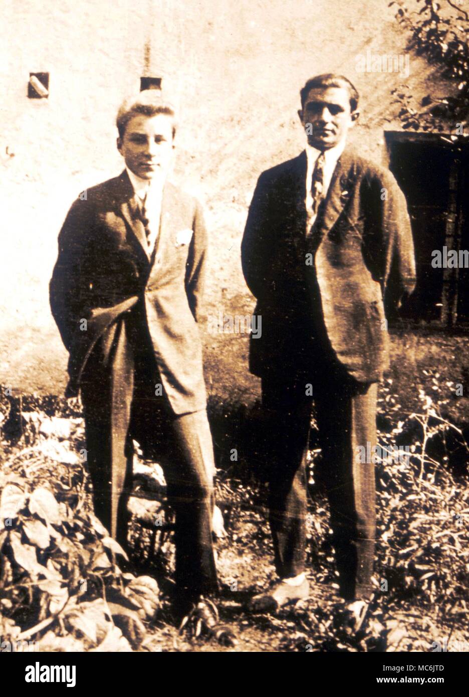 Los ocultistas - los famosos mediums Rudi Schneider (1908-1957) y su hermano Willi Foto de stock