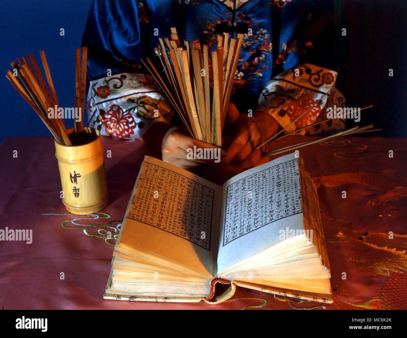 I Ching - el material preparado para una lectura del I Ching, con palos y con una copia impresa de la xilografía I Ching texto en chino Foto de stock