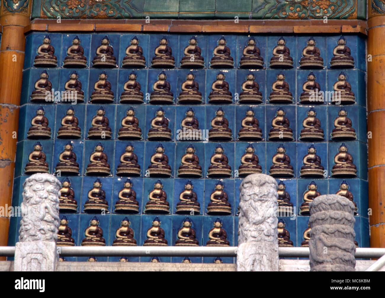 Estatuas budistas de cerámica en la pared exterior del templo en la parte superior del templo principal en el parque Bei Hai Beijing China Foto de stock