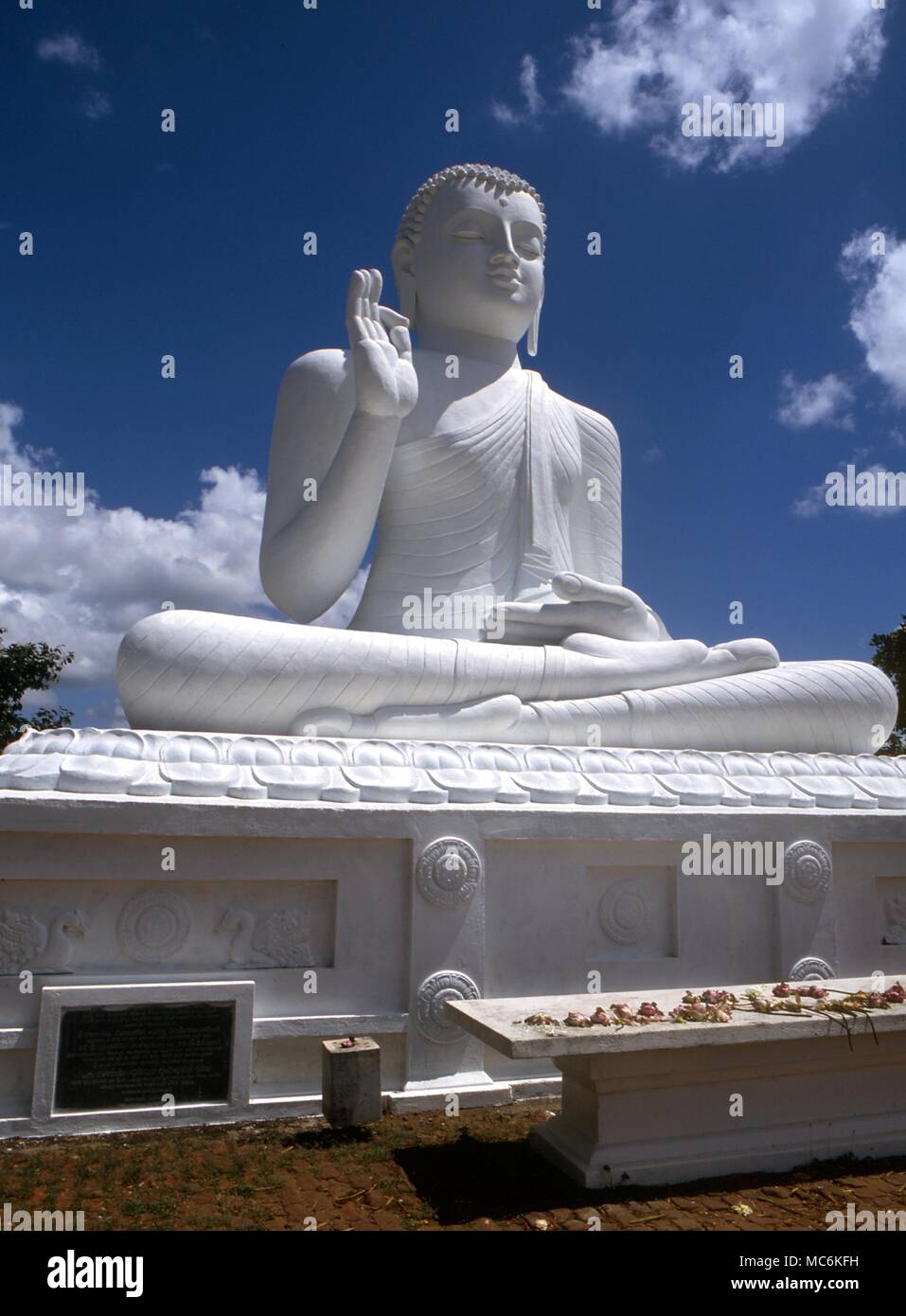 El budismo del gran buda sentado en Rajamaha Viharaya Mihintale Sri Lanka Foto de stock