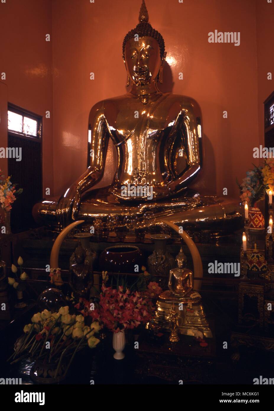 El budismo el Buda de Oro en Wat Trimita Bangkok Thailand Foto de stock