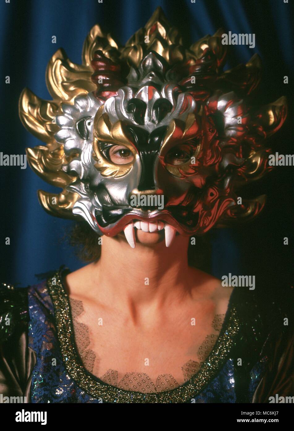 Máscara Veneciana. Chica que llevaba la máscara de carnaval veneciano. Foto de stock