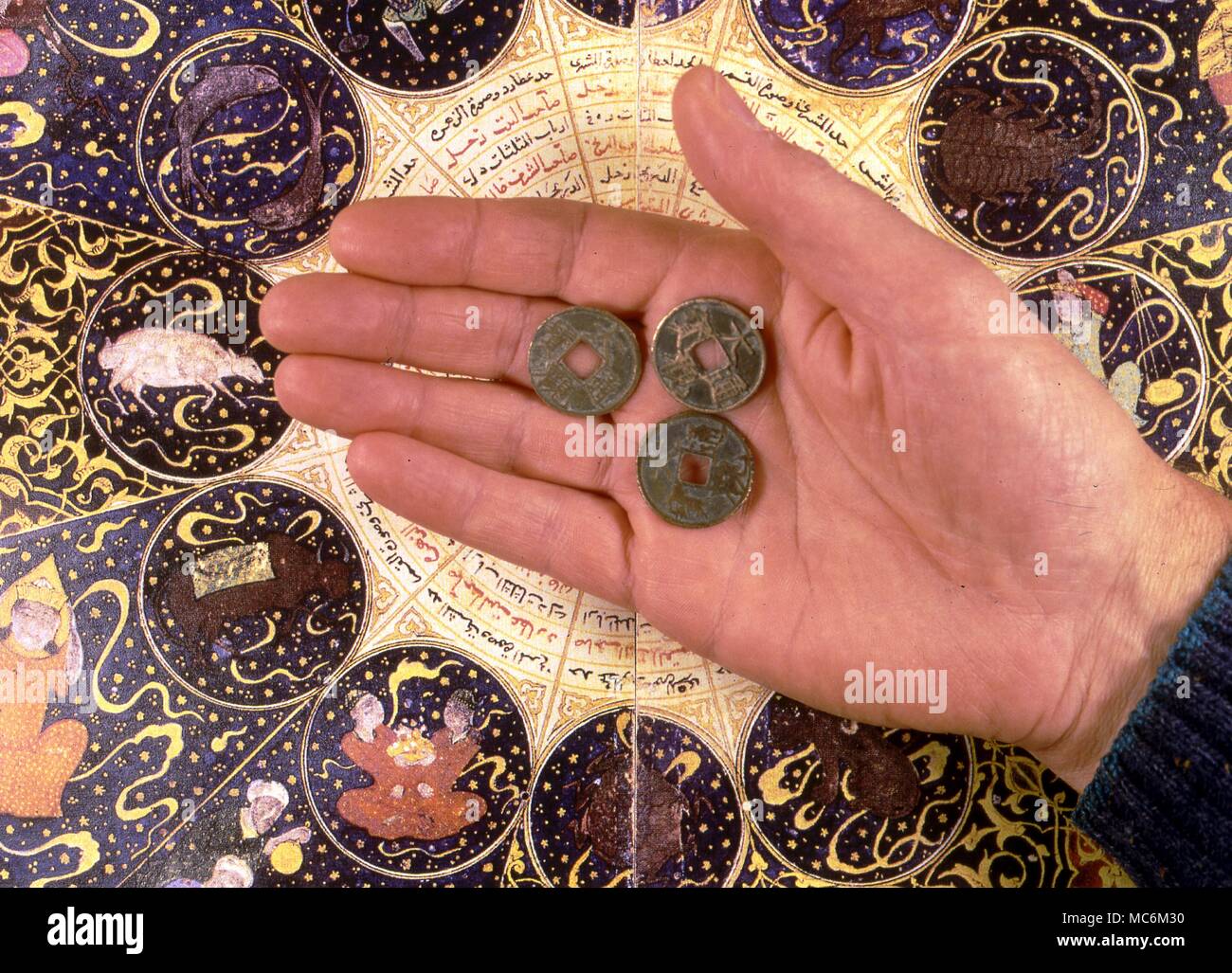 I Ching tres chinas monedas utilizadas en el arte de la consulta del Libro chino de los cambios Foto de stock