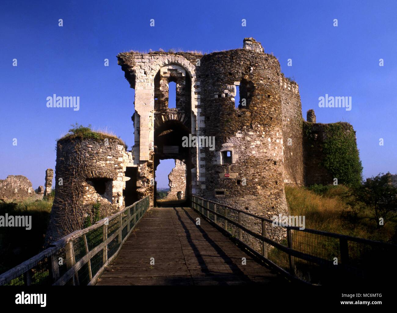 Gilles de Rais La ruinosa en castillo Champtoce sur Loire, que fue uno de los numerosos castillos pertenecientes a Gilles de Rais ahora aparece como uno de los Chateaux Bluebird Foto de stock