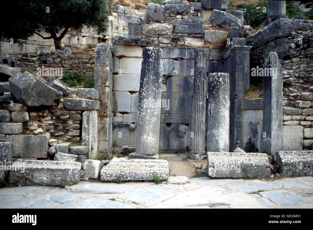 Pozos sagrados de la antigua Grecia y cerca del sitio del teatro griego ahora más tarde un teatro romano en Éfeso Turquía Foto de stock