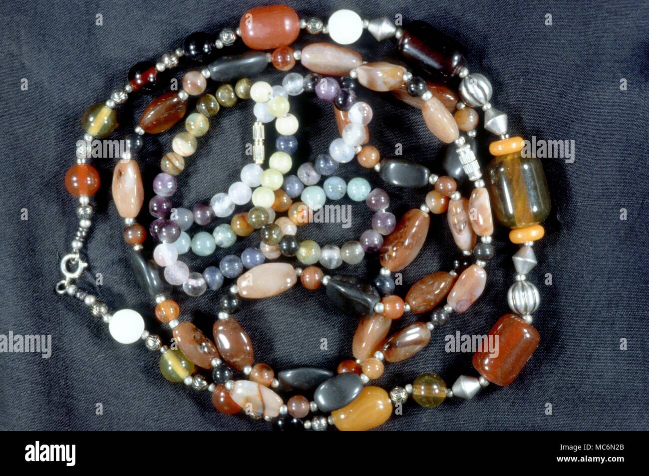 Amuletos cadenas de semi preciosas gemas mágicas incluyendo lapislazuli ámbar y pearl Foto de stock