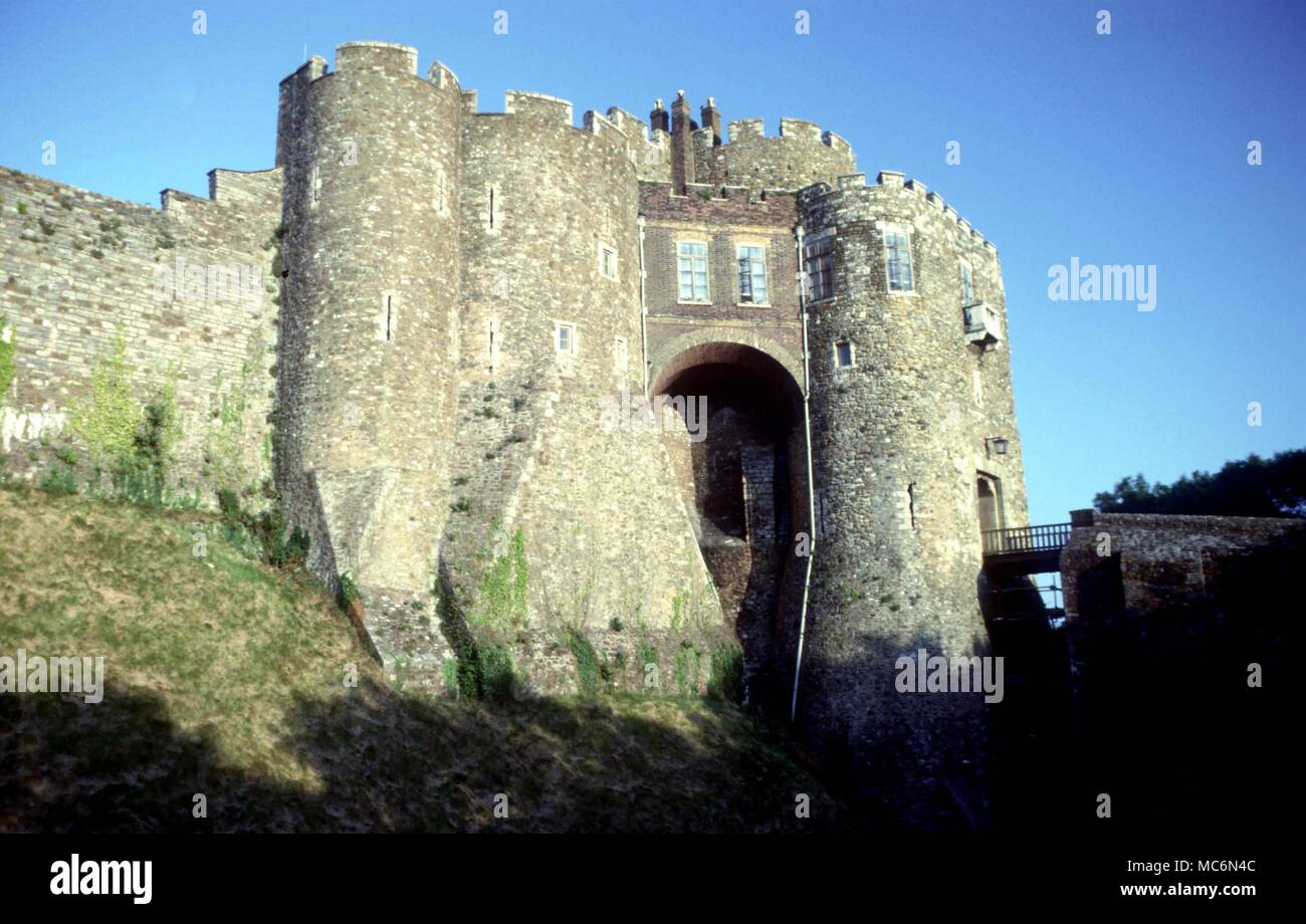 Castillo de Dover, Kent, el más famoso de todos inglés bastiones fusionados en el mito y la historia Foto de stock