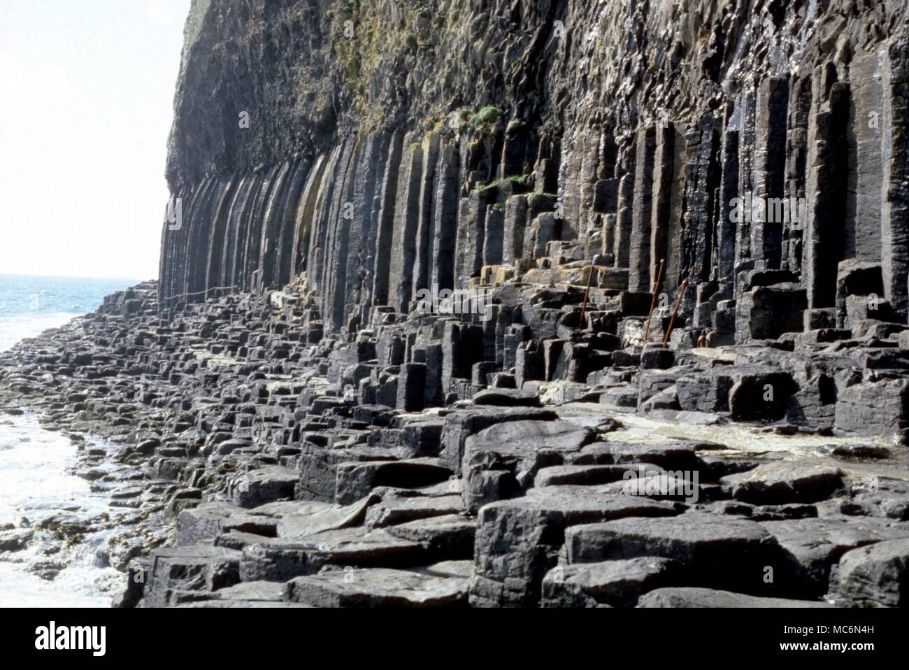 La Staffa columnas basálticas hexagonales que forman los acantilados de la isla de Staffa y que a menudo se cree que han esculpido por gigantes o realizadas por los antiguos magos Foto de stock