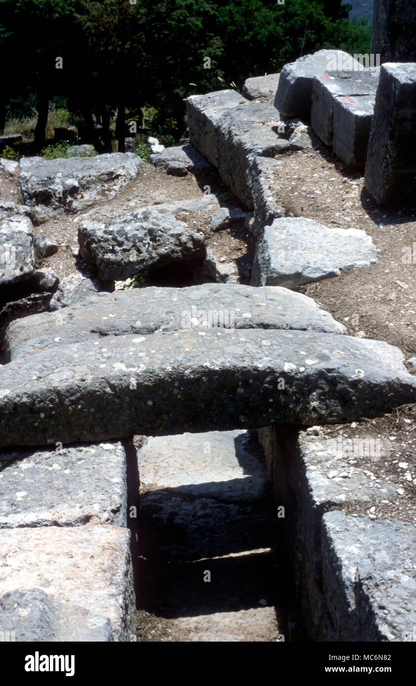 Grecia Delphi sistema de drenaje cerca del Templo de Apolo en Delfos el agua fluyó desde el santo bien establecida en la roca de Yambeia desde que procedió el Castalia Spring Foto de stock
