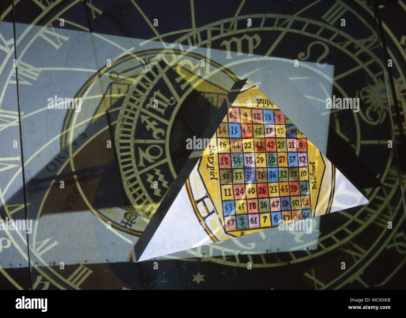 Imagen de los orígenes de los números, que se encuentra en el reino  celestial, aquí simbolizada por el círculo zodiacal. El número mágico de  squae, o Mercurio, tiene el vértice del triángulo