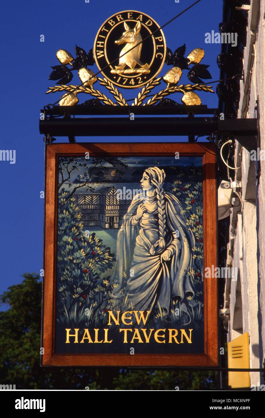 Pub signo del nuevo Hall Tavern, que ilustra la dama blanca que acecha a los motivos del cercano Salmesbury Hall, Lancashire, Inglaterra. Foto de stock