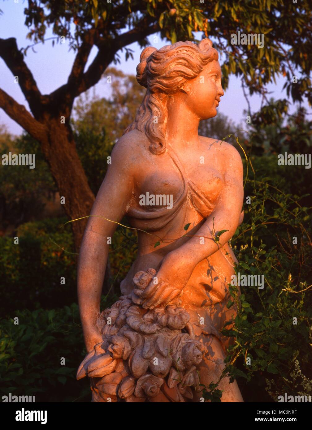 Esta estatua de Flora se encuentra en el jardín del Hotel Athena. Foto de stock